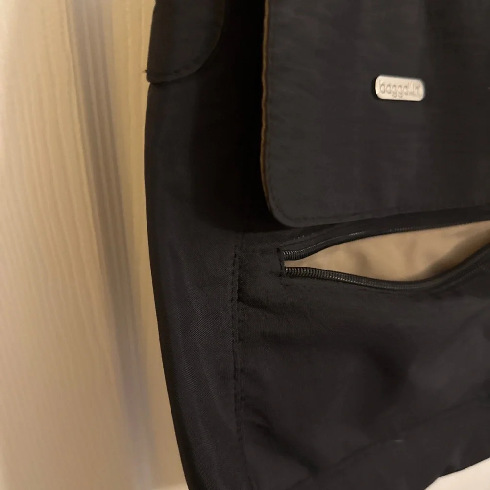 Baggalini nylon cross body bag - Picture 5 of 9